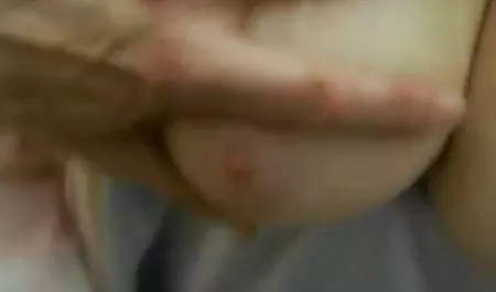 Büyük yumuşak göğüsleri ve pembe erotik kadın videoları meme uçları