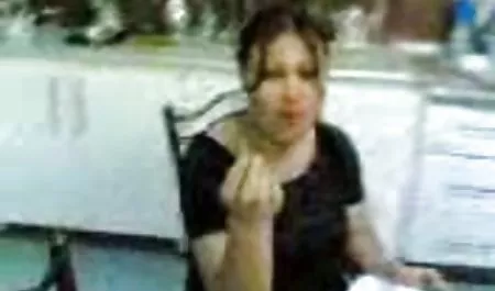 Restoranda Ian, Jason ve Caroline üçlü seks kısa video erotik lezbiyen