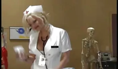 Kırmızı küçük-küçük bebek saçlı Hitachi erotik sevişme videoları ile oynuyor