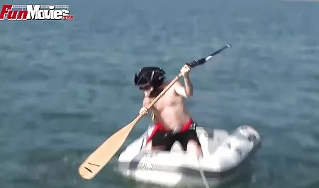 Sıcak Rus güzellik alır masaj masası üzerinde erotik video kısa becerdin