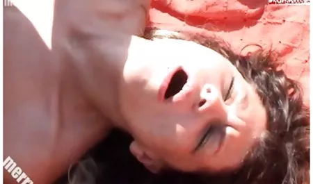 Seksi çoraplı yaşlı orospu erotik kadın videoları güzel bir masturbasyon yapmak var