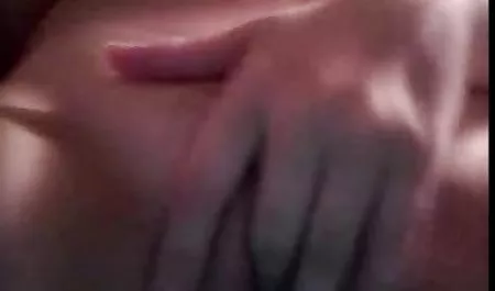 Dominic erotikyutub aşağı ve kirli bir havuç alır